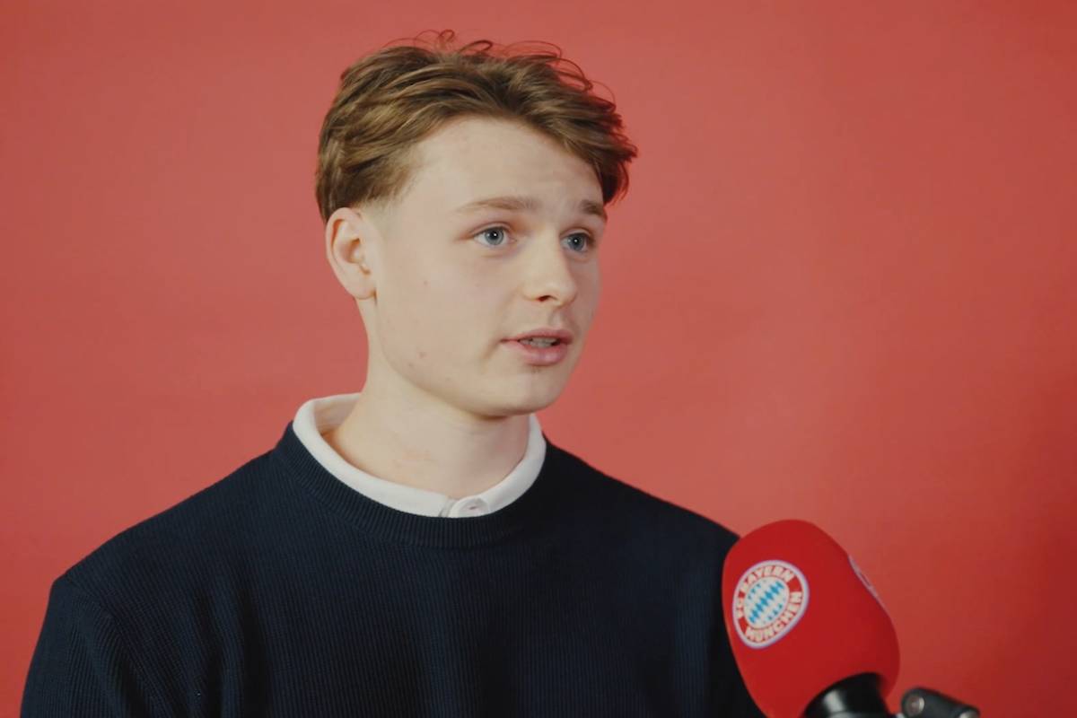 Jonas Urbig wechselte in diesem Winter von Köln nach München. Sportvorstand Max Eberl, Sportdirektor Christoph Freund und der Keeper selbst freuen ich auf die Zusammenarbeit.