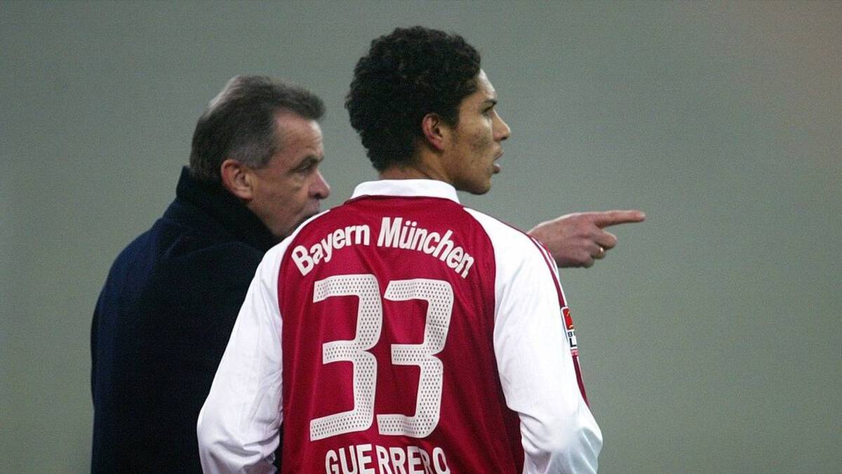 Paolo Guerrero 2003 unter Trainer Ottmar Hitzfeld (l.)