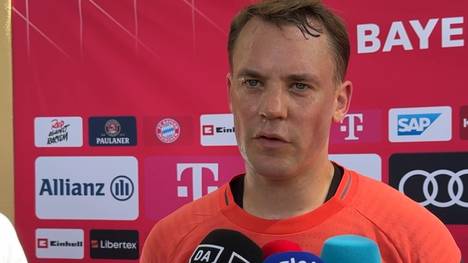 Leroy Sané steht vor einem Wechsel zu Galatasaray. Da der Wechsel allerdings noch nicht fix ist, weichen Manuel Neuer und Thomas Müller bei den Fragen zu Sané aus.
