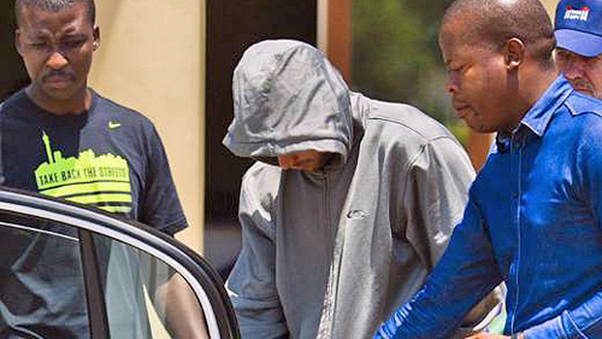 Ein Anrufer, der nicht Pistorius ist, informiert die Polizei. Diese nimmt den damals 26-Jährigen fest