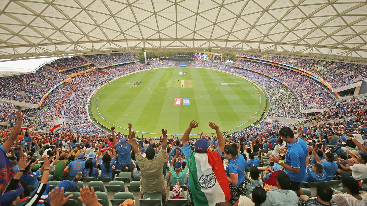 Das Stadion in Adelaide ist beim Duell der Erzrivalen prall gefüllt. Viele hatten sogar Ausschreitungen befürchtet zwischen den Fans Indiens und Pakistans, doch die Atmosphäre bleibt zu jedem Zeitpunkt feierlich