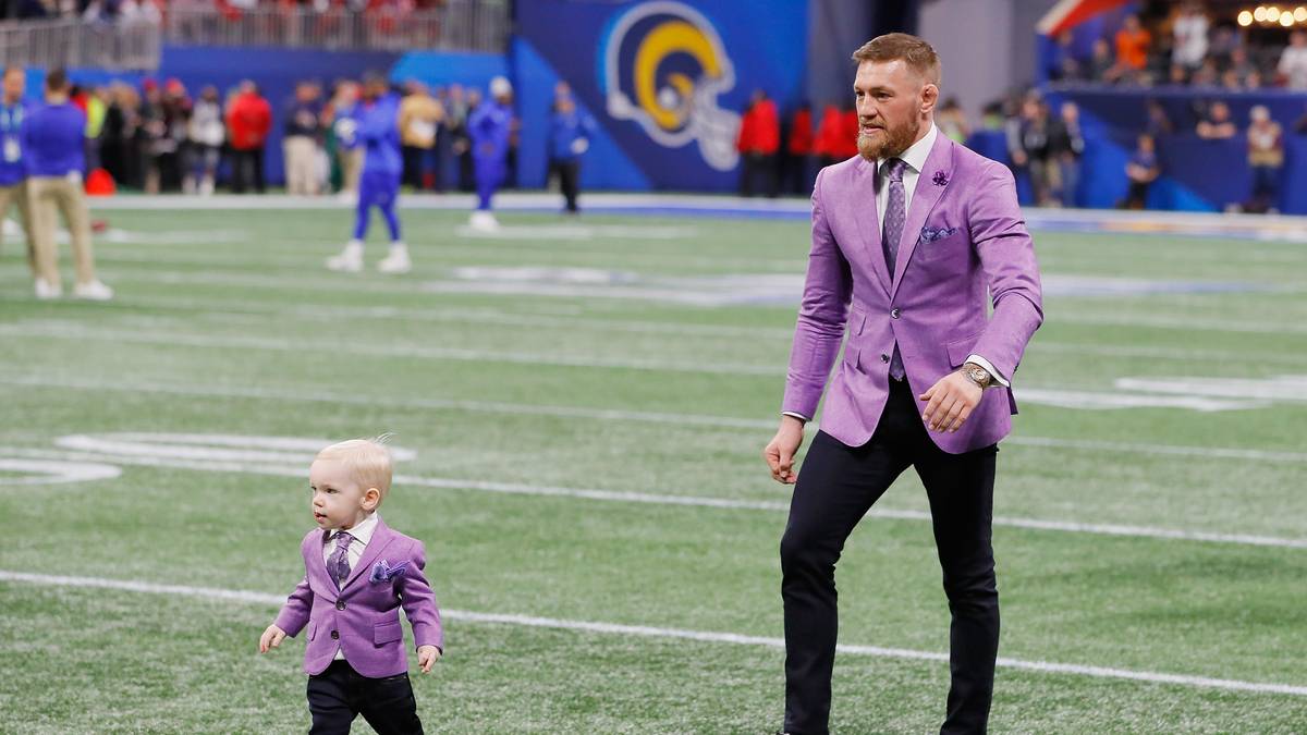 ... und erkundet das Spielfeld auf eigene Faust - natürlich unter den wachsamen Augen des Papas