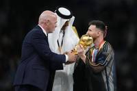 Der Emir Tamim bin Hamad Al Thani und FIFA-Präsident Gianni Infantino kleideten Lionel Messi in ein schwarzes Edelgewand, bevor der Kapitän den WM-Pokal überreicht bekam. Ein Verstoß gegen FIFA-Richtlinien.