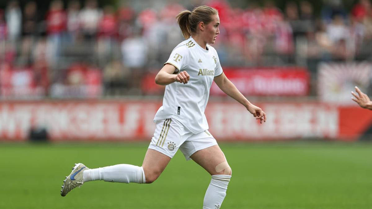 Sydney Lohmann ist 23 Jahre alt und spielt beim FC Bayern München. Bislang absolvierte sie 22 Länderspiele und schoss vier Tore. Mit der Nationalmannschaft kam sie 2022 ins EM-Finale