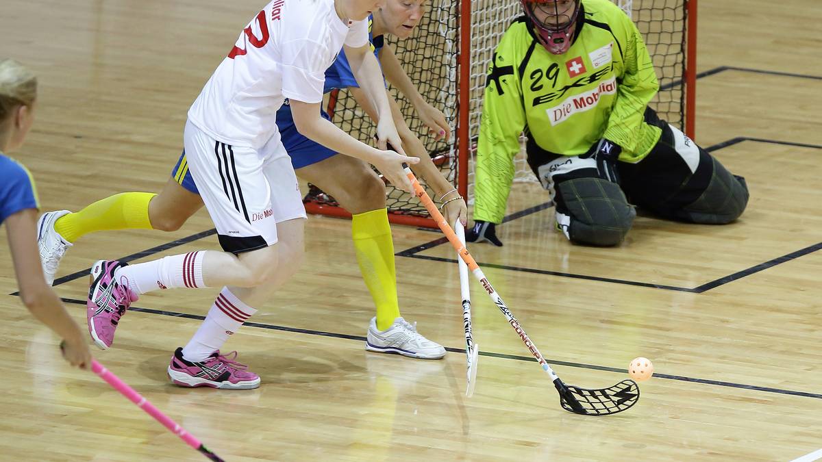FLOORBALL: Floorball ist eine dem Hallenhockey ähnliche Sportart, bei dem auch hinter den Toren gespielt werden kann. Insbesondere in Schweden, Finnland, Tschechien und der Schweiz hat der Sport zahlreiche Anhänger
