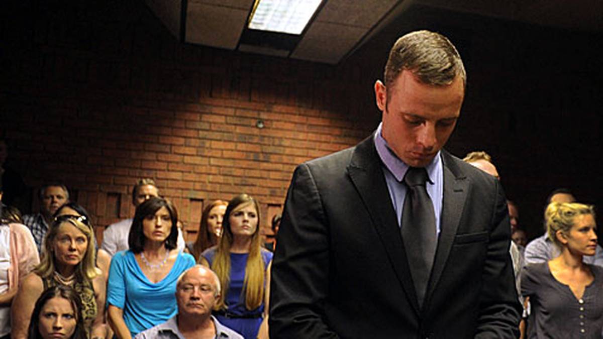 Eine Woche später verantwortet er sich vor Gericht - wenige Meter vor...