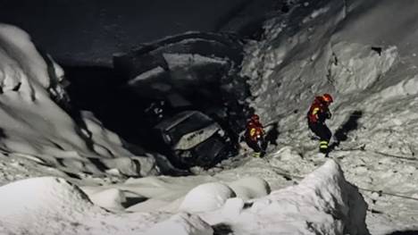 Rettungskräfte bei der Bergung des fast versunkenen Fahrzeugs
