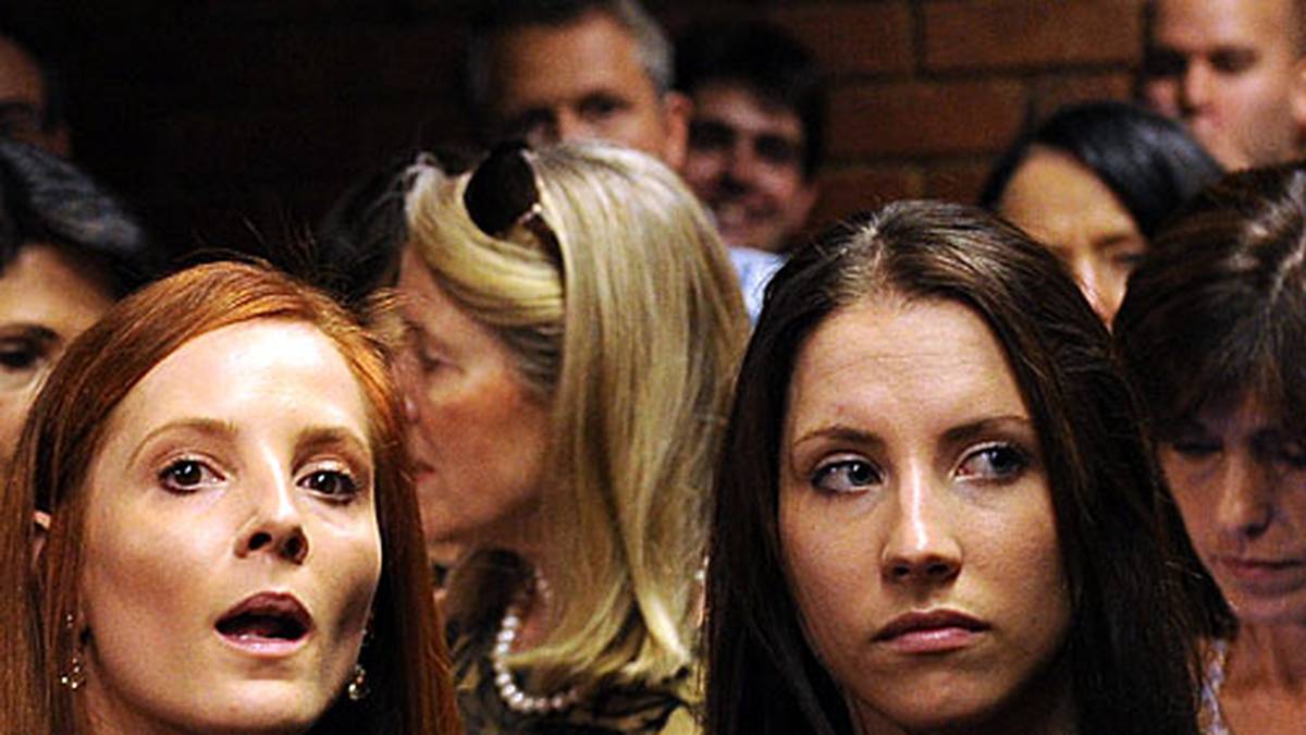 ... der Schwester von Reeva Steenkamp, Aimee (rechts)