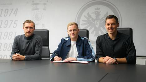 Eintracht Frankfurt leiht Donny van de Beek (M.) aus