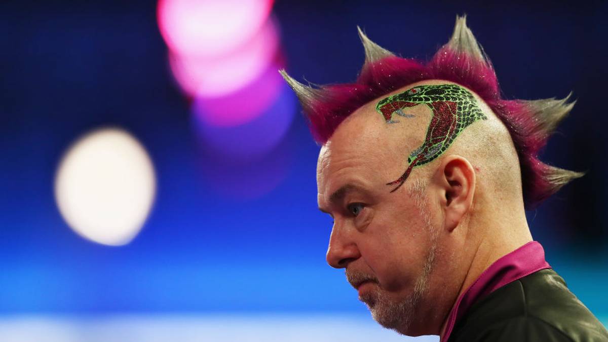 Hier scheint nicht nur der Schlangenkopf bissig zu sein. Auch der Irokese erinnert an spitze Zähne