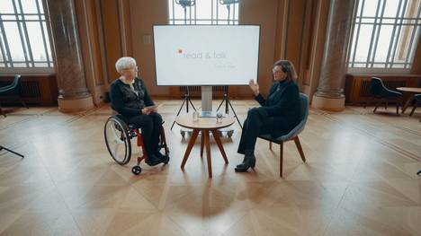 2025: Ein Jahr wieder einmal voller Herausforderungen. Die demokratische Grundordnung scheint in vielen Ländern mehr denn je ins Wanken zu geraten. Auch bei uns? Wir wollen zurückblicken, aber auch nach vorne schauen – und zwar im Bayerischen Landtag in München. Hier spricht Moderatorin Anita Read mit Landtagspräsidentin Ilse Aigner über die Ereignisse des vergangenen Jahres. Als oberste Repräsentantin des Parlaments war auch sie in diesem Jahr mehrfach mit Debatten über unsere demokratischen Werte konfrontiert.