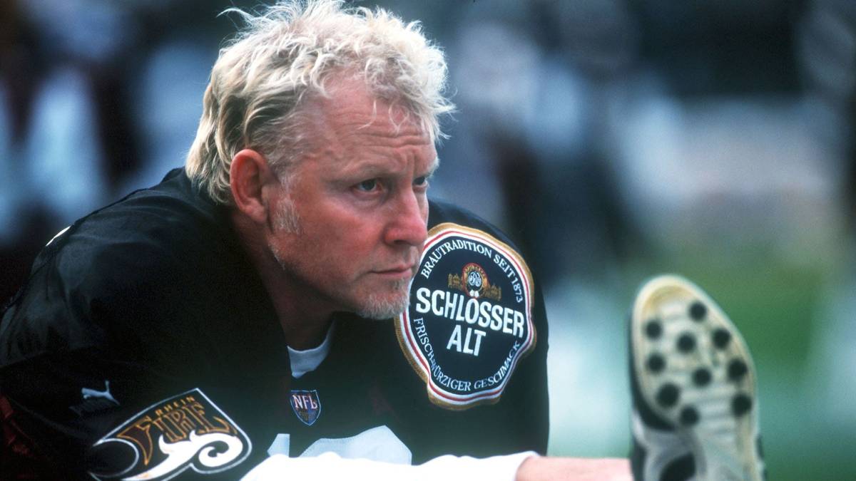 Nach 21 Jahren Profi-Fußball ist 1990 Schluss. Aber nicht für lange, denn 1996 wird Burgsmüller Kicker bei Rhein Fire (1996-2002) und ist mit 52 Jahren der älteste Football-Profi der Welt