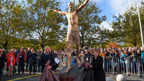 Die Statue von Zlatan Ibrahimovic bei der Enthüllung im Oktober