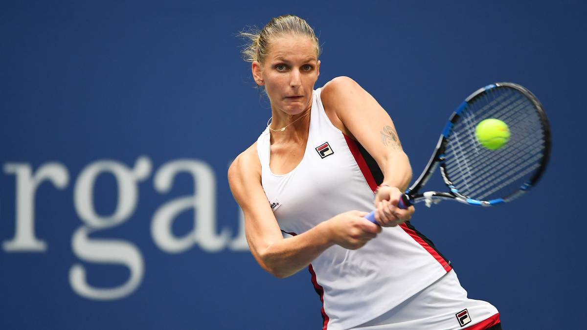 Ihre Kontrahentin aus Tschechien wirkt in ihrem ersten Grand-Slam-Finale zu Beginn nervös