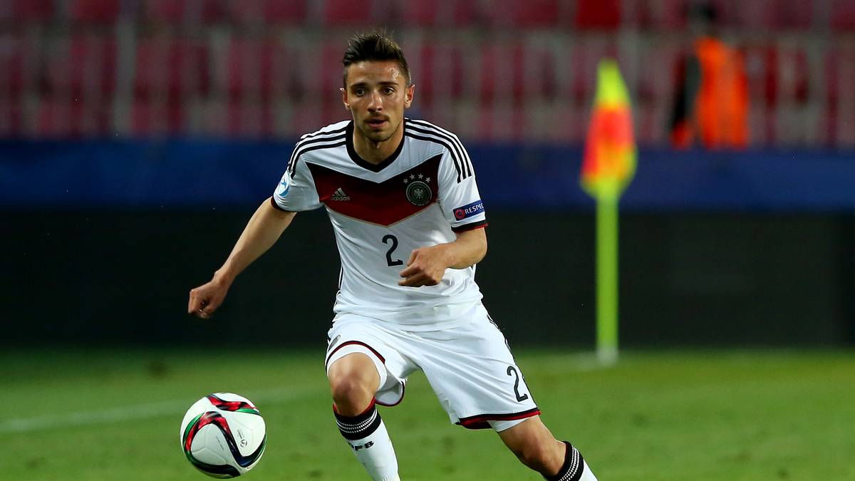 JULIAN KORB: Hat seine beste Aktion, als er in der 47. Minute für den bereits geschlagenen ter Stegen auf der Linie rettet. Sonst über weite Strecken unauffällig, aber souverän. Übersieht dann allerdings beim Ausgleich in seinem Rücken Torschütze Krejci - SPORT1-Note: 4