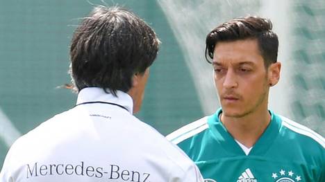 Mesut Özil (r.) will sich mit Joachim Löw (l.) versöhnen
