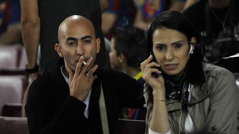 Ein Fan des FC Barcelona raucht im Stadion