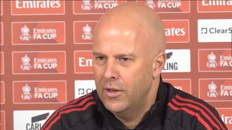 Auf die Frage nach dem offensiven Ansatz des FC Liverpool reagierte Cheftrainer Arne Slot etwas irritiert. Der Niederländer betont, dass sich die Spielausrichtung seiner Mannschaft im Laufe der Saison nicht verändert habe.