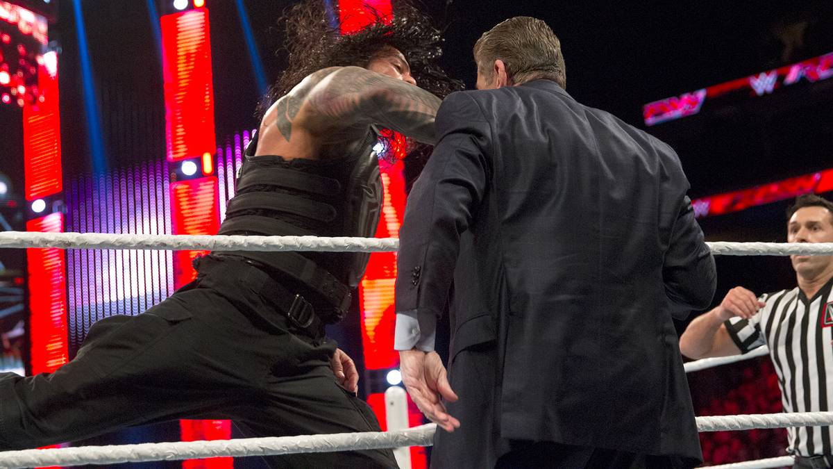 14. DEZEMBER 2015 - Meilenstein für Roman Reigns (Ende 2018 an Leukämie erkrankt) auf dem Weg zum neuen Aushängeschild von WWE: Der "Big Dog" krönt sich gegen Sheamus zum ersten Mal zum World Champion - ein sich einmischender Vince McMahon kassiert den Superman Punch