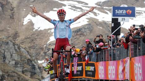 Ilnur Sakarin gewinnt die erste Bergankunft beim Giro