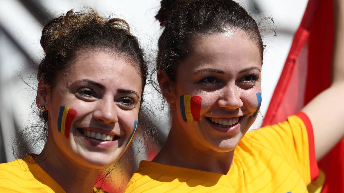 Diese zwei Rumäninnen strahlen beim Spiel gegen die Schweiz mit der Sonne um die Wette