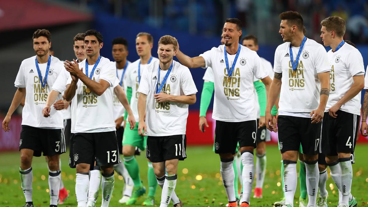 Mit dem goldenen Schriftzug "Champions" auf der Brust laufen die DFB-Stars über den Rasen