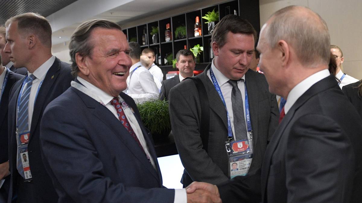In der Halbzeitpause nimmt sich Putin Zeit für einen Plausch mit Ex-Bundeskanzler Gerhard Schröder