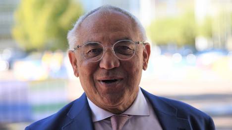 Felix Magath denkt auch mit 70 Jahren nicht an die Fußballrente. Er sieht sich immer noch in der Lage jedem Team zu helfen.