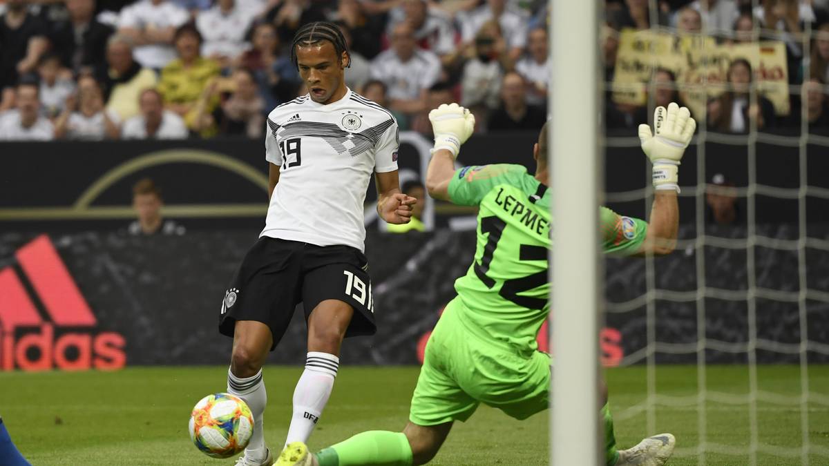 LEROY SANÉ: Dribbel- und antrittsstark sowie sehr aktiv im Pressing war der Manchester-Legionär eine stete Gefahr für die Esten. Legte erst Goretzka den Ball mustergültig auf (13.) und bediente dann Gnabry zum 2:0 nach starkem Laufweg. Zwei feine eigene Treffer (68. und 81.) fanden von den Unparteiischen keine Anerkennung. Doch kurz vor Schluss markierte er dann doch noch sein fünftes Länderspieltor. SPORT1-Note: 1,5