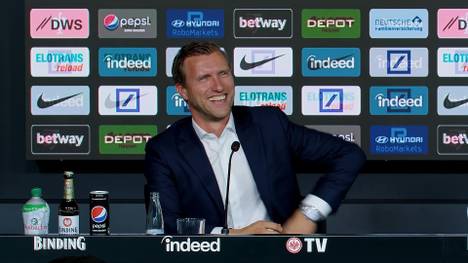 Markus Krösche, Sportvorstand der Eintracht, gibt ein Transfer-Update zu Stürmer Randal Kolo Muani. Außerdem blickt er auf das erste Spiel der Saison und verrät, welche Rolle der Franzose dann spielen könnte.