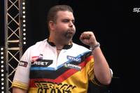 Gabriel Clemens gewinnt in der ersten Runde der Flanders Darts Trophy gegen Martin Lukeman im Decider. Erst verpasste er einige Matchdarts, am Ende checkte er ein Highfinish zum Match.