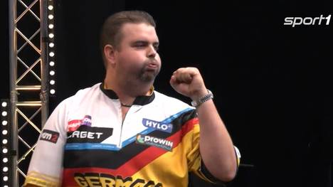 Gabriel Clemens gewinnt in der ersten Runde der Flanders Darts Trophy gegen Martin Lukeman im Decider. Erst verpasste er einige Matchdarts, am Ende checkte er ein Highfinish zum Match.