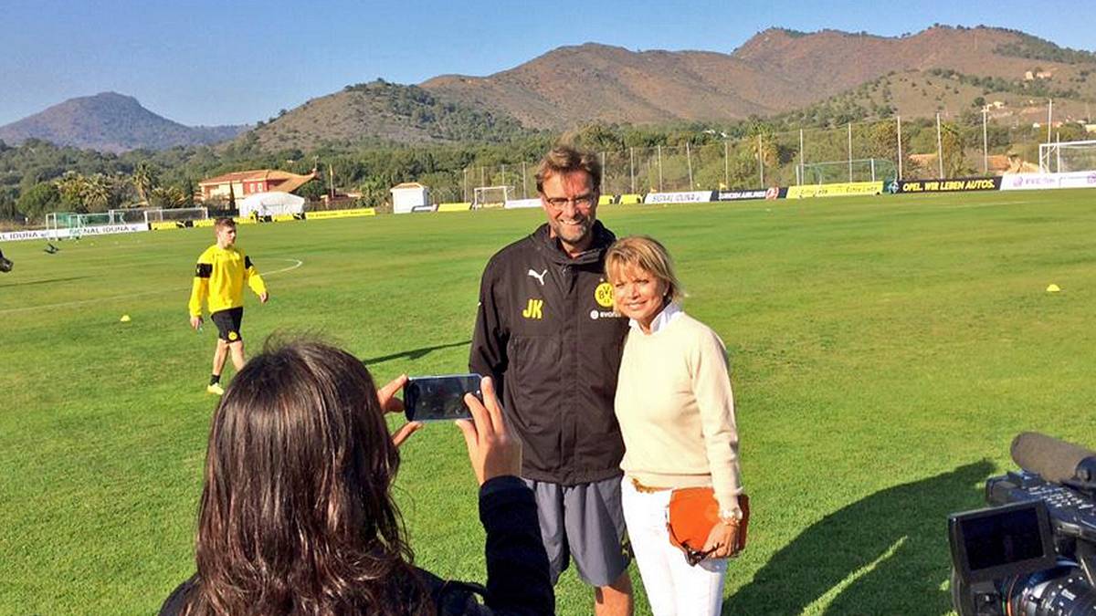 Uschi Glas schaut beim Training der Dortmunder in Spanien vorbei. Trainer Jürgen Klopp nimmt sich die Schauspielerin zur Seite (Copyright: twitter.com/Borussia Dortmund)