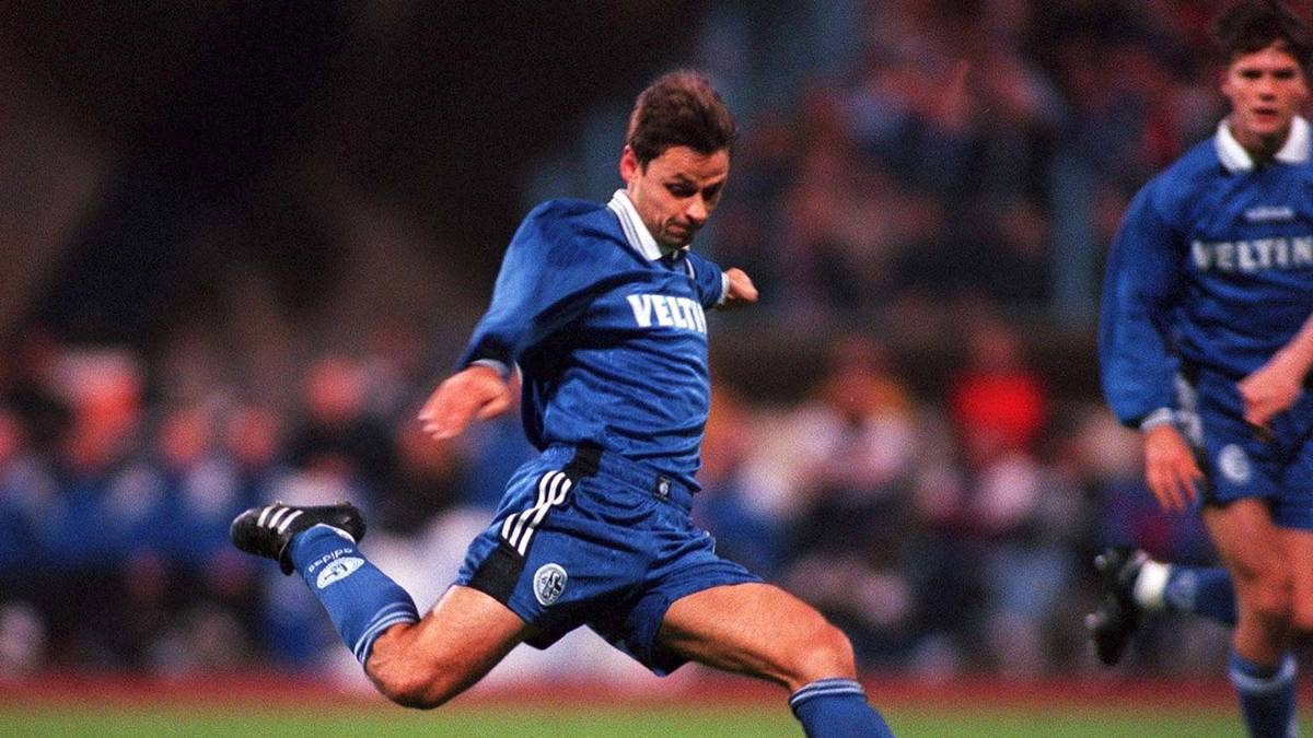 OLAF THON: Noch immer der jüngste Spieler aller Zeiten, der sich das königsblaue Trikot in einem Pflichtspiel überstreifen durfte. Knapp drei Monate nach seinem 17. Geburtstag erblickte Thon zum ersten Mal das Licht der Bundesliga. Im Laufe seiner Karriere war er auch für Bayern aktiv, bis es ihn wieder zurück nach Gelsenkirchen verschlug