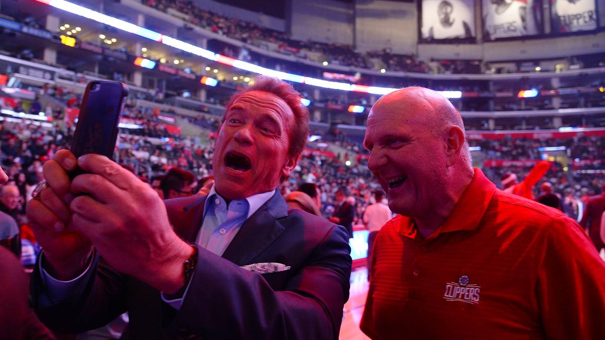 Der Governator ist in da house! Arnold Schwarzenegger schaut beim Spiel der Los Angeles Clippers gegen die Phoenix Suns vorbei und hat einen Mordsspaß