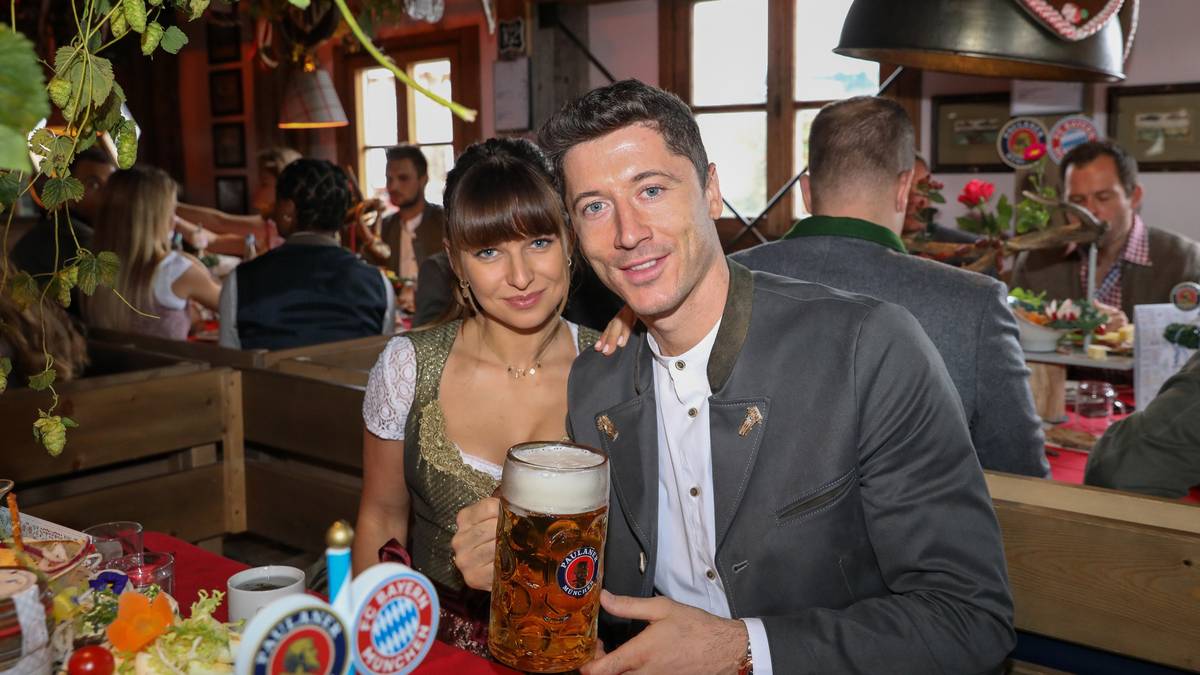 Auch die Lewandowskis haben ihren Platz am Tisch gefunden
