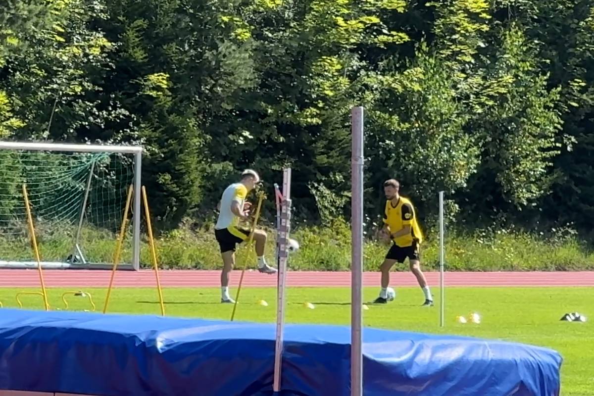 Nico Schlotterbeck schuftet im Trainingslager des BVB in Saalfelden für sein Comeback. Der Innenverteidiger hatte sich im April am Meniskus verletzt.
