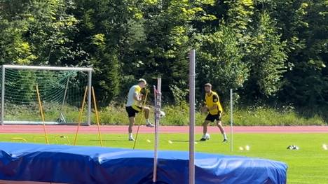 Nico Schlotterbeck schuftet im Trainingslager des BVB in Saalfelden für sein Comeback. Der Innenverteidiger hatte sich im April am Meniskus verletzt.