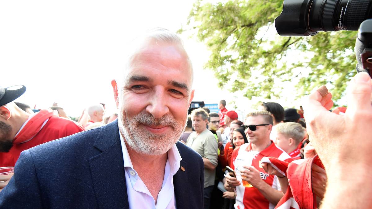 Zingler muss erneut versprechen, dass auch nach dem Aufstieg alle Heimspiele im kultigen Stadion an der Alten Försterei ausgetragen werden: "Unsere Fans würden lieber in der Alten Försterei vor einem Zaun stehen, als in ein anderes Stadion umzuziehen"