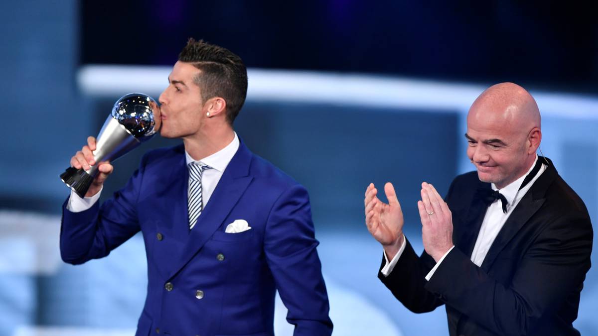 Cristiano Ronaldo ist "The Best". Der Portugiese wird bei der FIFA-Gala in Zürich erwartungsgemäß zum "Weltfußballer des Jahres 2016" gekürt - vor Barcelonas Lionel Messi und Atleticos Antoine Griezmann. SPORT1 zeigt die besten Bilder