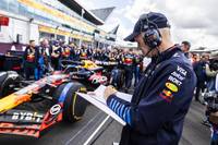 Aston Martin sorgt für Aufsehen in der Formel 1. Medienberichten zufolge wechselt Chefdesigner Adrian Newey von Red Bull zum britischen Team.