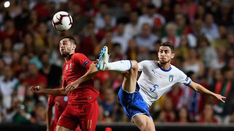 Italien (r.: Jorginho) steht gegen Portugal gehörig unter Druck