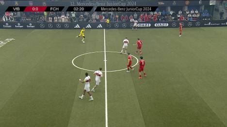 Beim Mercedes-Benz JuniorCup kommt es zu einem kuriosen Treffer. Stuttgarts Keeper zieht von hinter der Mittellinie einfach mal ab - und erzielt ein irres Torwart-Tor!