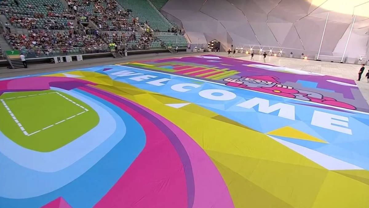 Und gleich zu Beginn der Stadionparty geht es äußerst bunt zu. Die polnischen Gastgeber heißen die Gäste aus aller Welt willkommen