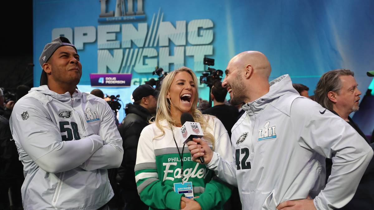 Chris Maragos und Teamkollege Jordan Hicks waren zu Scherzen aufgelegt. Hier interviewen sie US-Fußballnationalspielerin Julie Ertz, Ehefrau von Tight End Zach Ertz