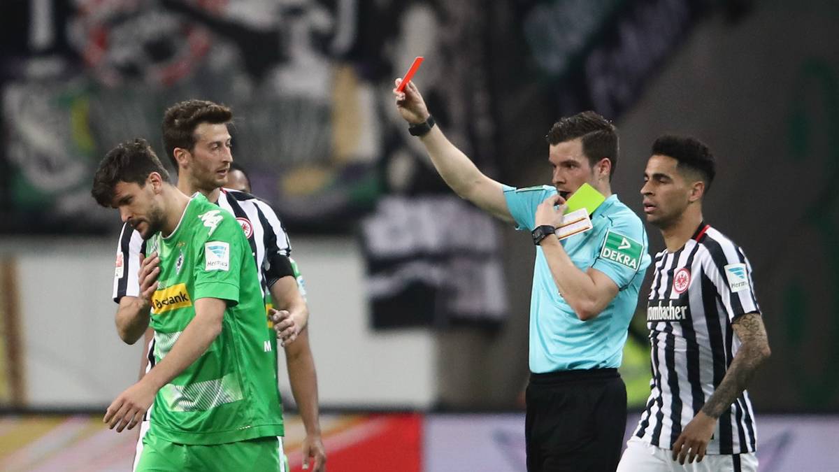 Kurz vor Schluss sieht Gladbachs Tobias Strobl Gelb-Rot, doch Frankfurt kann das Überzahlspiel nicht mehr zu seinen Gunsten nutzen