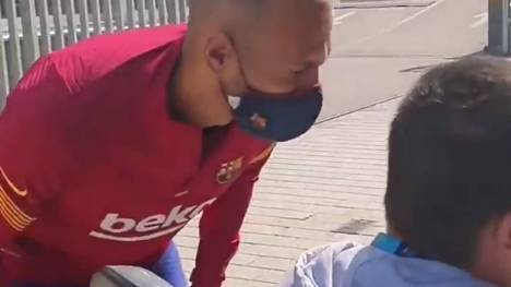 Martin Braithwaite sorgt mit einer schönen Geste für Aufsehen. Der 29-Jährige hält nach dem Training extra an, um einen Barca-Fan im Rollstuhl glücklich zu machen.