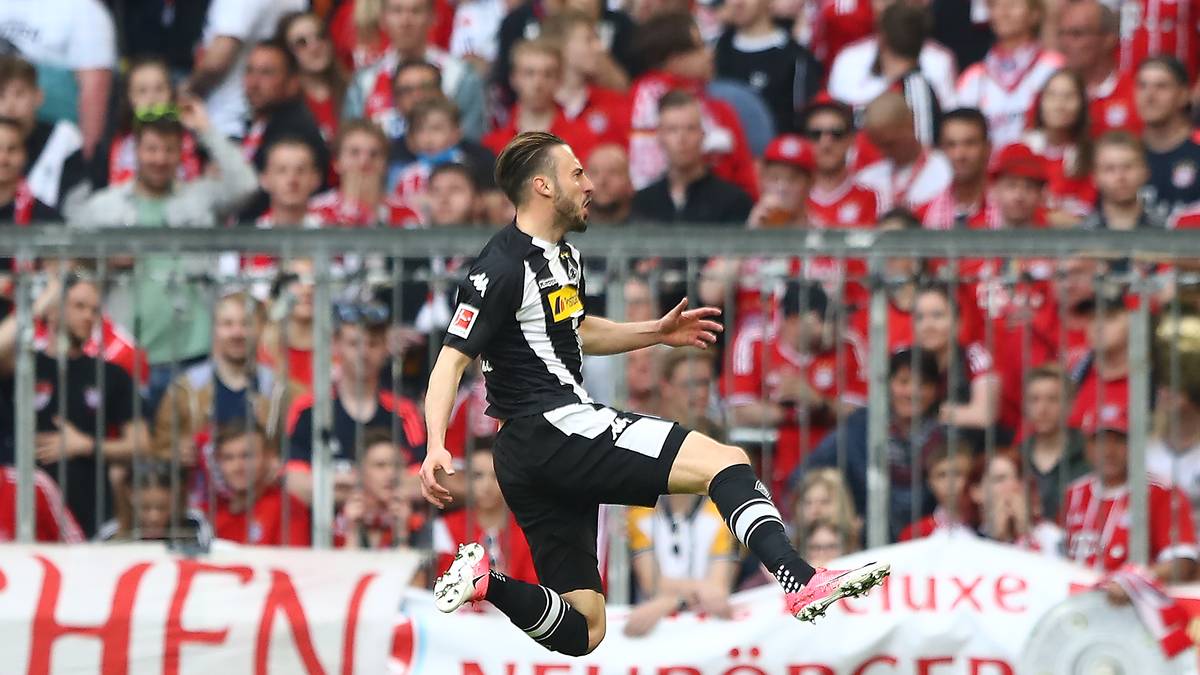 In München erwischen die Gäste vom Niederrhein einen Start nach Maß. Mönchengladbachs Stürmer Josip Drmic schockt den FC Bayern mit seinem Führungstreffer in der 9. Minute