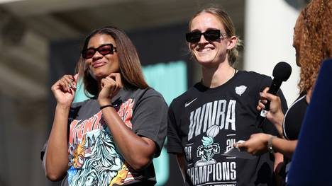 Nyara Sabally (l.) und Leonie Fiebich werden geschont