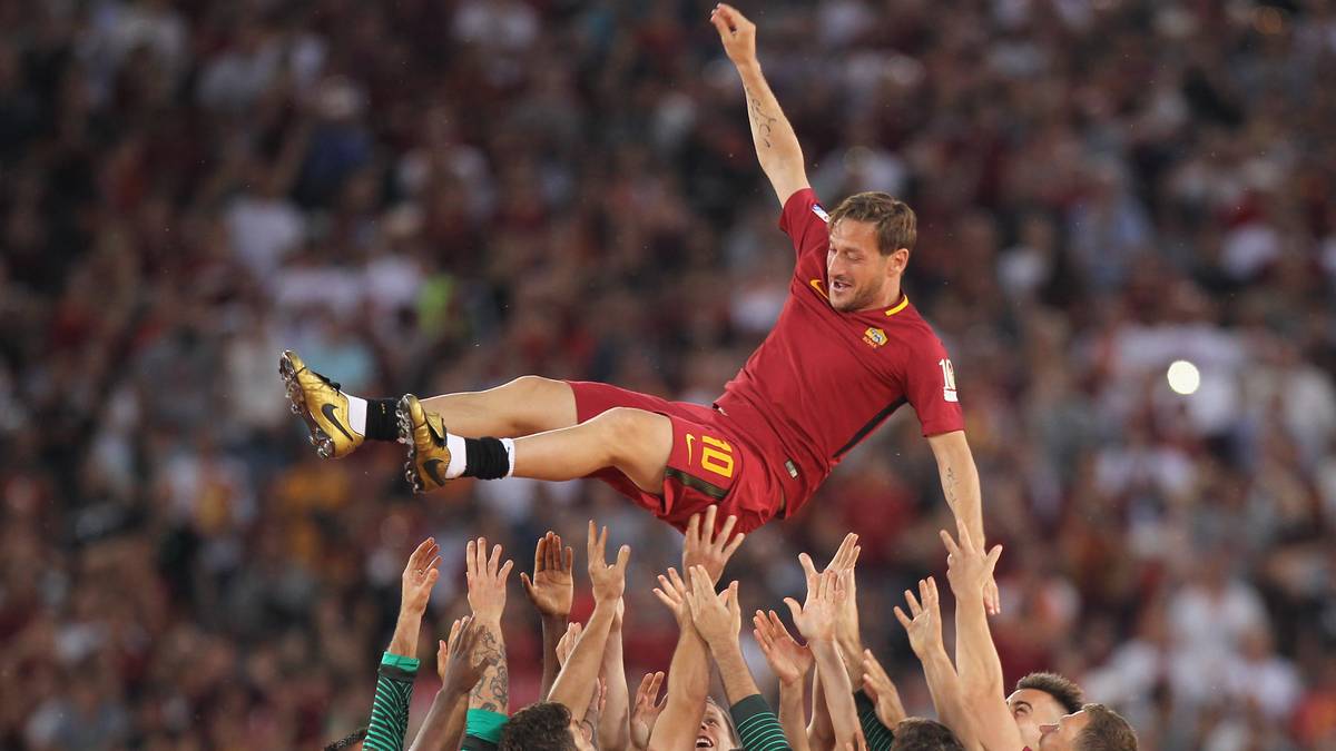 Wenig später kündigt Totti zwar an, seine Spielerkarriere bei einem anderen Verein fortsetzen zu wollen. Am 17. Juli 2017 gibt er dann aber das endgültige Ende seiner Profikarriere bekannt